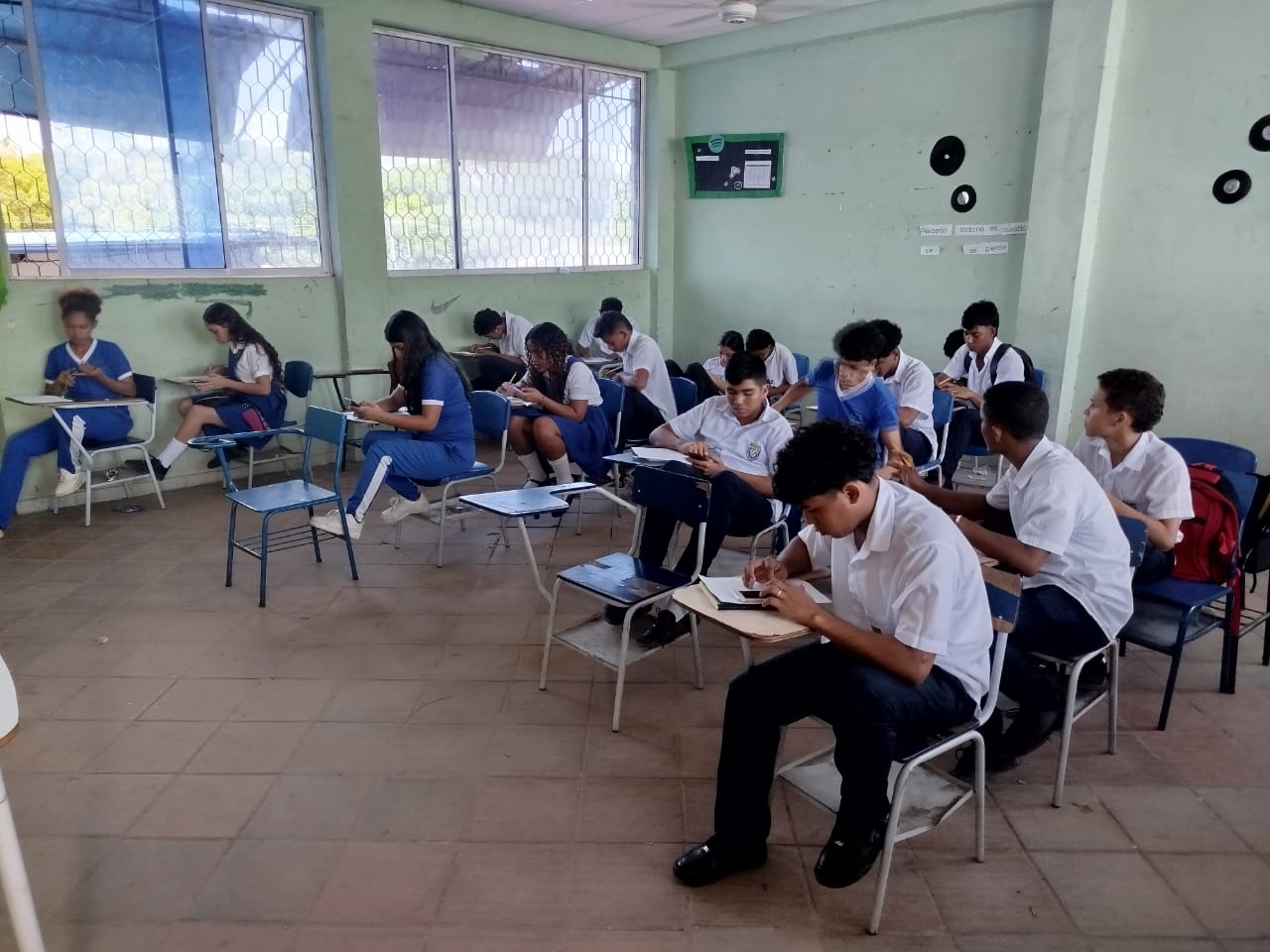 Estudiantes en Aula 8